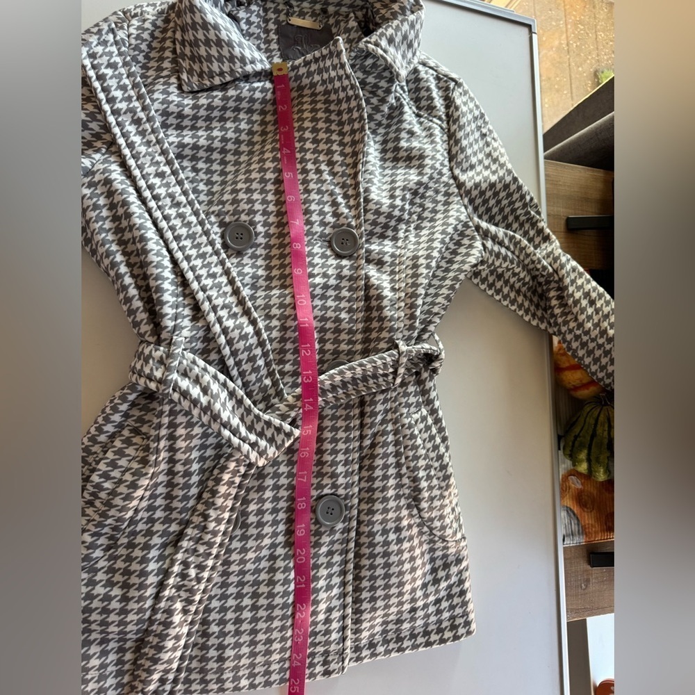 Women’s J2 gray and white checkered button up coat - Picture 6 of 8